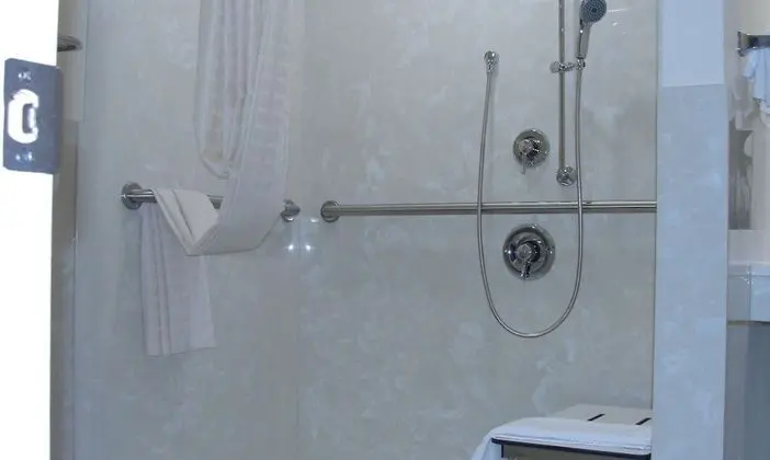 Standard Oda, 1 Büyük (Queen) Boy Yatak, Engellilere Uygun, Buzdolabı ve Mikrodalga