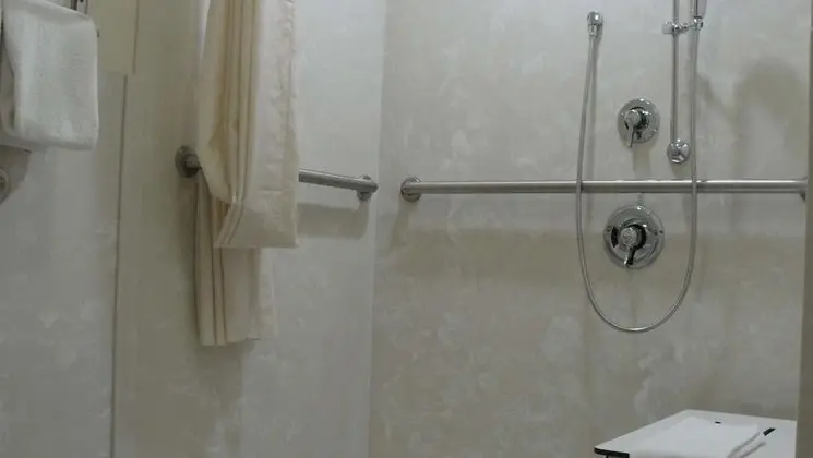 Standard Oda, 1 Büyük (Queen) Boy Yatak, Engellilere Uygun, Buzdolabı ve Mikrodalga