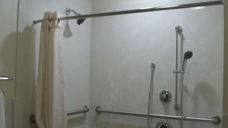 Standard Oda, 1 Büyük (Queen) Boy Yatak, Engellilere Uygun, Buzdolabı ve Mikrodalga