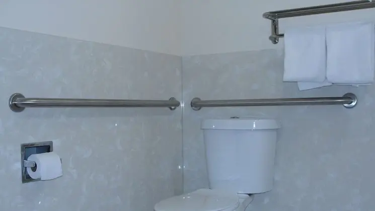 Standard Oda, 1 Büyük (Queen) Boy Yatak, Engellilere Uygun, Buzdolabı ve Mikrodalga