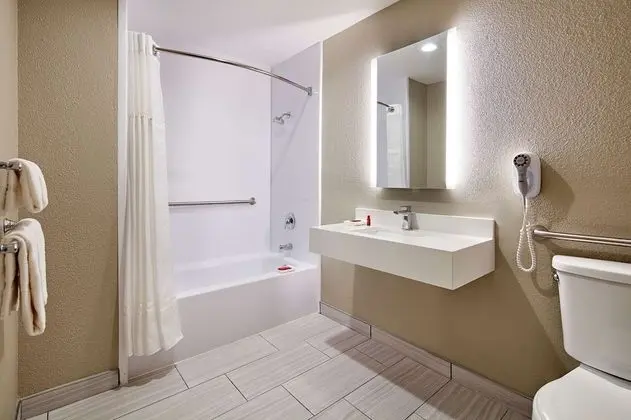 Standard Oda, 1 Büyük (Queen) Boy Yatak, Sigara İçilmez (Accessible Bathroom only)