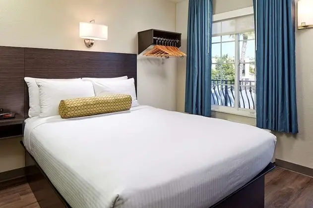 Standard Oda, 2 Büyük (Queen) Boy Yatak, Buzdolabı ve Mikrodalga, Zemin Kat (Pet Friendly)