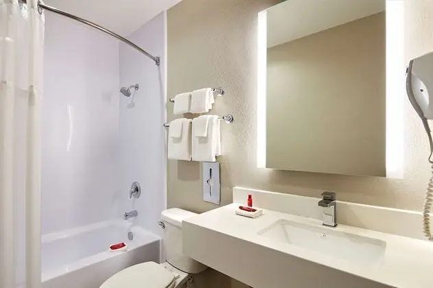 Standard Oda, 2 Büyük (Queen) Boy Yatak, Buzdolabı ve Mikrodalga, Zemin Kat (Pet Friendly)