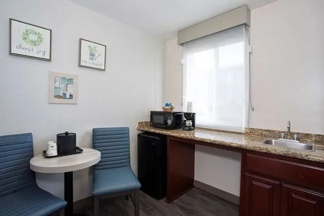 Standard Oda, 2 Büyük (Queen) Boy Yatak, Sigara İçilmez, Buzdolabı ve Mikrodalga (Pet Friendly)