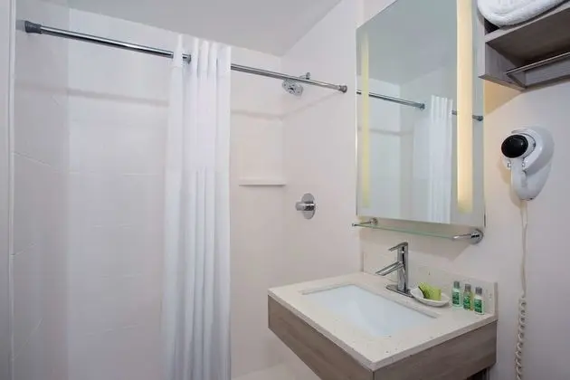 Standard Oda, 2 Büyük (Queen) Boy Yatak, Sigara İçilmez, Buzdolabı ve Mikrodalga (Pet Friendly)