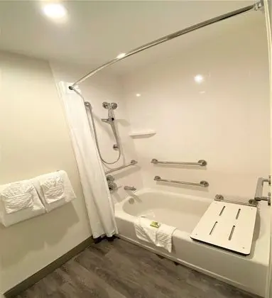 Standard Oda, 2 Çift Kişilik Yatak, Engellilere Uygun, Küvet (Bathtub)