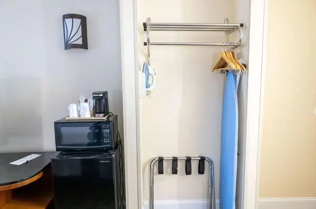 Oda, 1 En Büyük (King) Boy Yatak, Engellilere Uygun, Sigara İçilmez (Mobility, Tub w/Grab Bars)