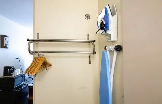 Oda, 1 En Büyük (King) Boy Yatak, Engellilere Uygun, Sigara İçilmez (Mobility, Tub w/Grab Bars)