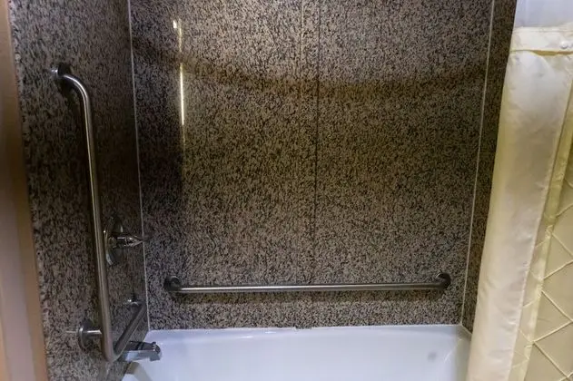 Oda, 1 En Büyük (King) Boy Yatak, Engellilere Uygun, Sigara İçilmez (Mobility, Tub w/Grab Bars)