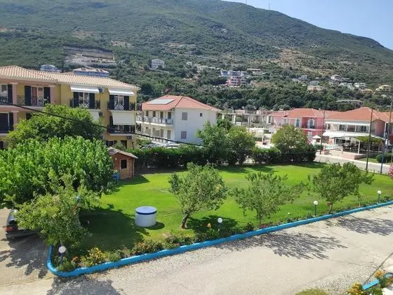 Tek Büyük veya İki Ayrı Yataklı Oda, Bahçe Manzaralı