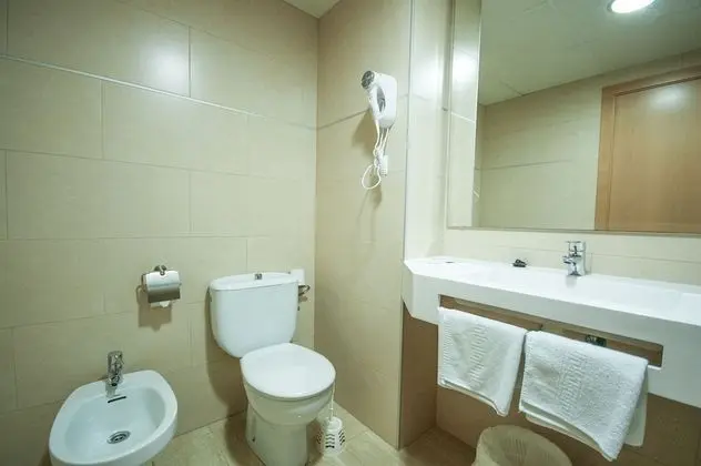 Economy Tek Büyük Yataklı Oda, Balkon, Kısmi Deniz Manzarası (2 adults + 1 child)
