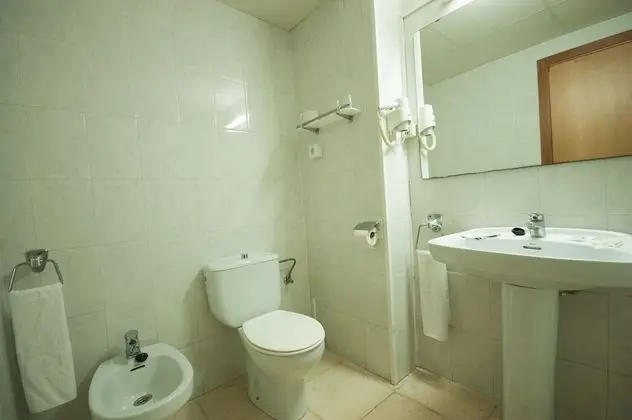 Economy Tek Büyük Yataklı Oda, Balkon, Kısmi Deniz Manzarası (2 adults + 1 child)