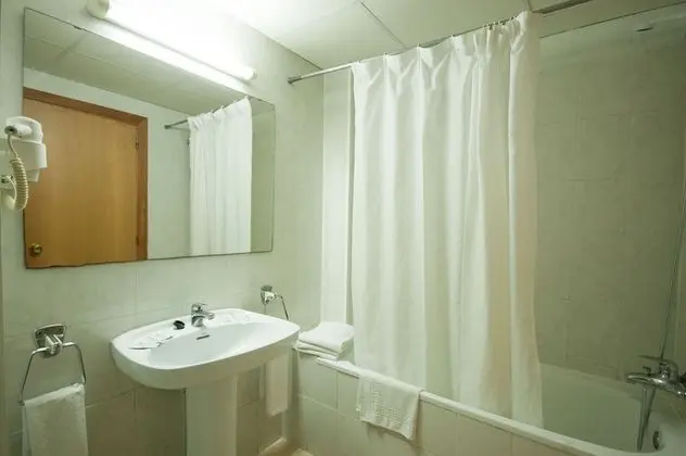 Economy Tek Büyük Yataklı Oda, Balkon, Kısmi Deniz Manzarası (2 adults + 1 child)