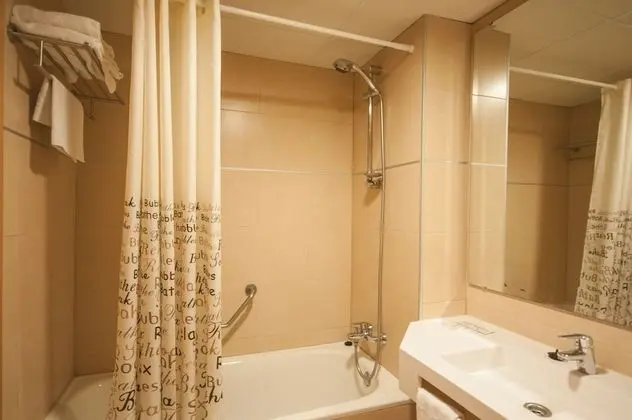 Economy Tek Büyük Yataklı Oda, Balkon, Kısmi Deniz Manzarası (2 adults + 1 child)