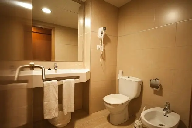 Tek Büyük Yataklı Oda, Balkon, Kısmi Deniz Manzarası