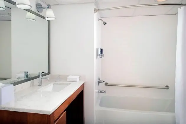 Oda, 1 En Büyük (King) Boy Yatak, Okyanusa Sıfır (Mobility/Hearing Accessible, Tub)