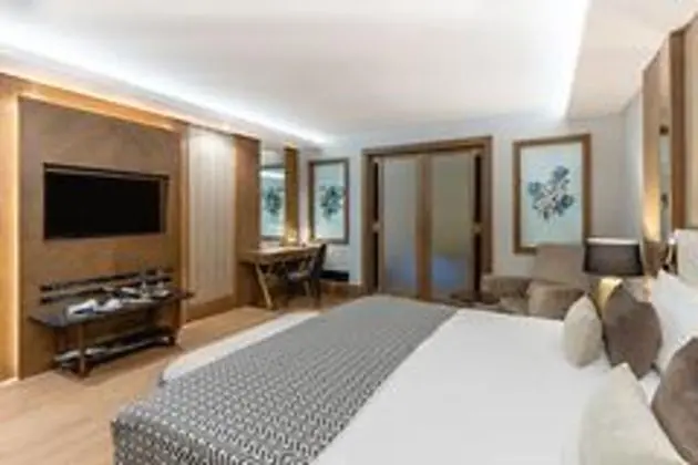 Deluxe Süperior Havuz Manzaralı