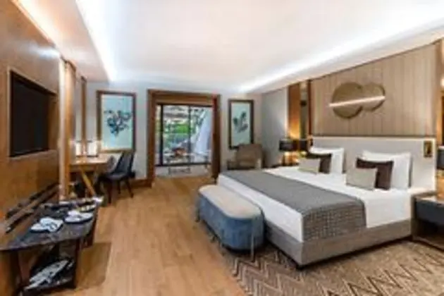 Deluxe Süperior Havuz Manzaralı