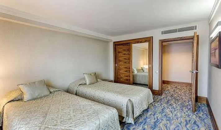 Kara Manzaralı Senior Suite