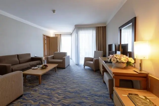 Kara Manzaralı Senior Suite