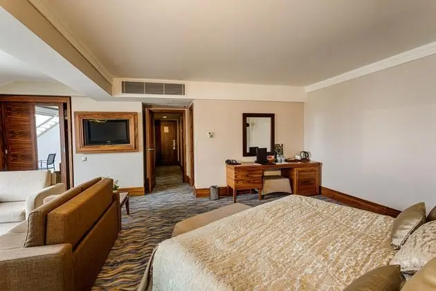 Kara Manzaralı Senior Suite