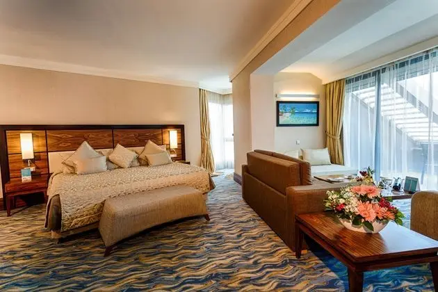 Kara Manzaralı Senior Suite
