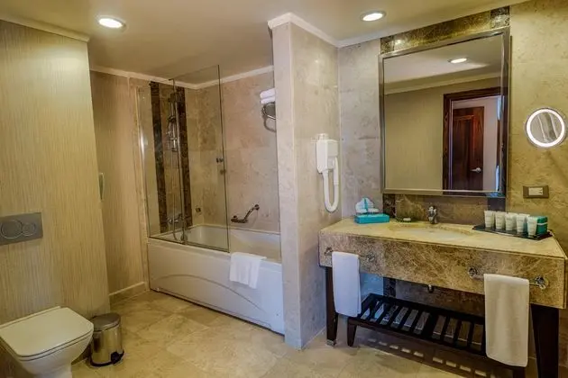 Kara Manzaralı Senior Suite