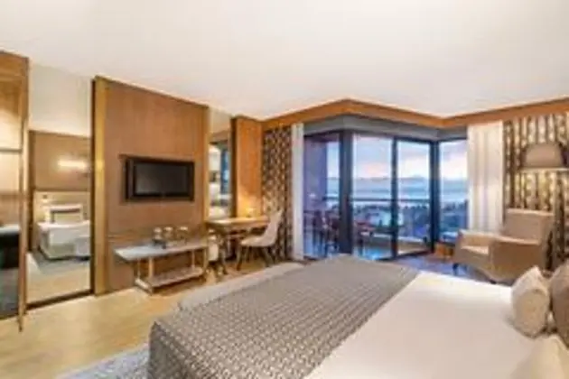 Senior Suit Deniz  Tarafı