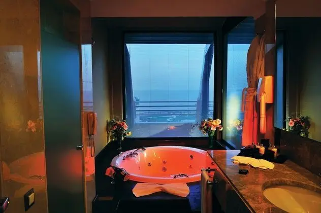 Jetted tub