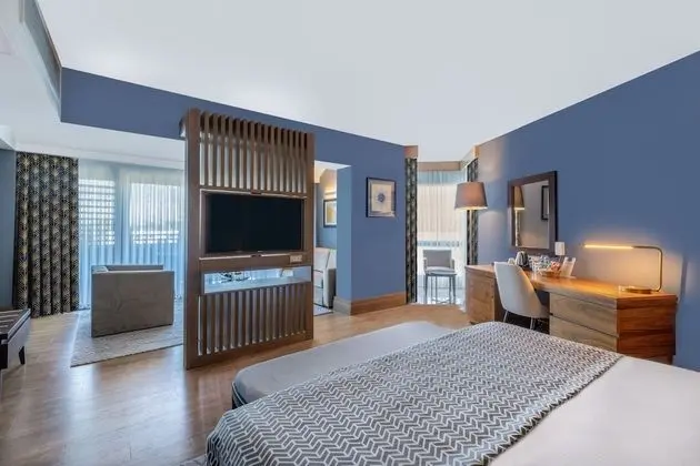 Senior Suite Land View