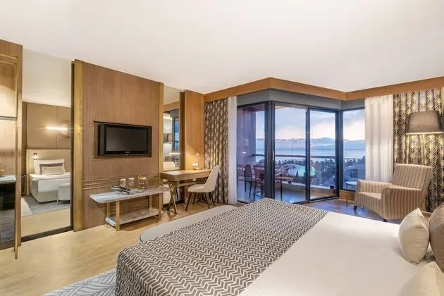 Senior Suite, Sea Side