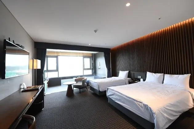 Lake view Junior Suite Twin(assigned in order of booking)