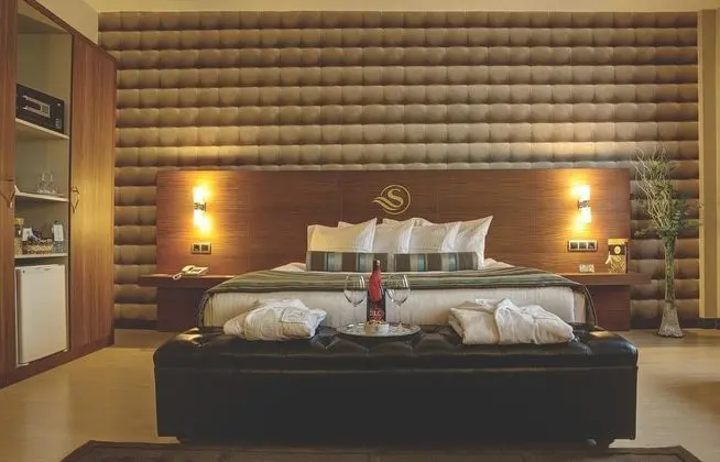Standart Oda, Kara Manzaralı