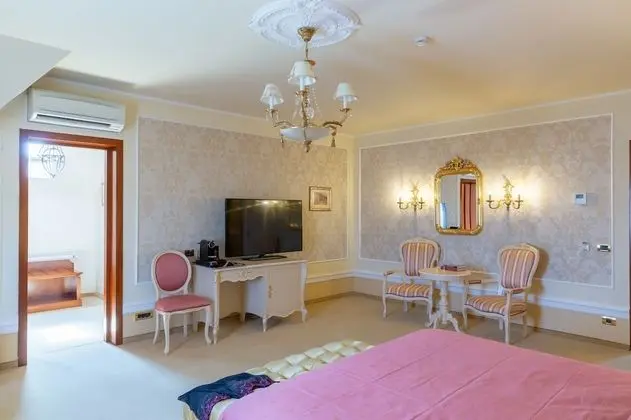 Deluxe Chic Parliament View Room