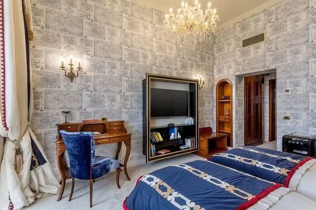 Deluxe Chic Parliament View Room