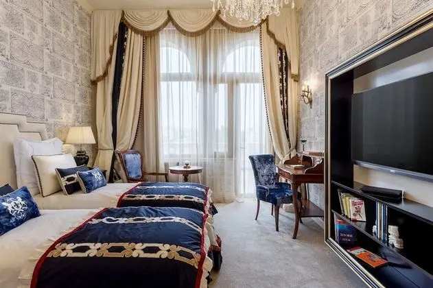 Deluxe Chic Parliament View Room