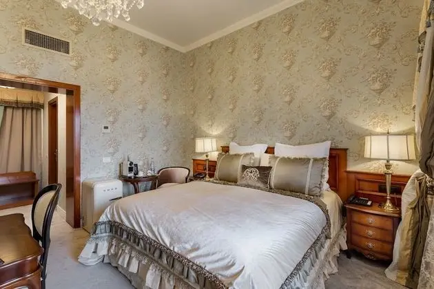 Deluxe Chic Parliament View Room