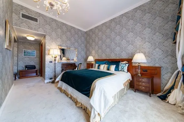 Deluxe Chic Parliament View Room