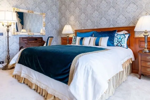 Deluxe Chic Parliament View Room