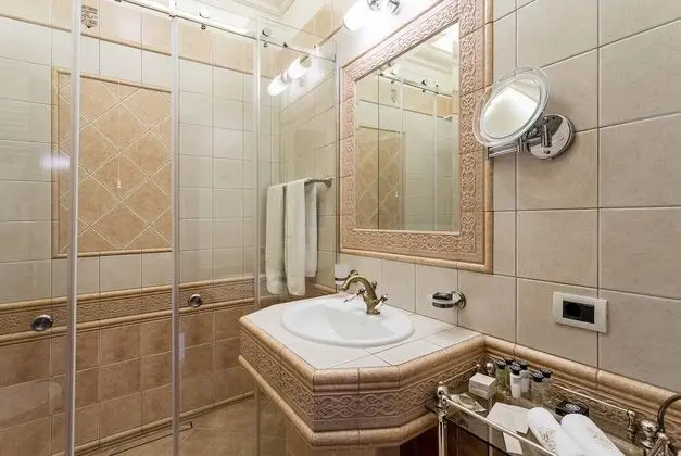 Deluxe Chic Parliament View Room