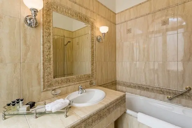 Deluxe Chic Parliament View Room