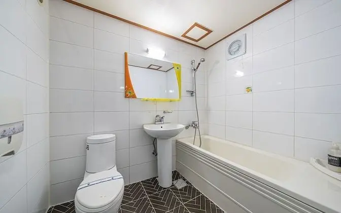 Oda (No-hard double PC room (Netflix is av)