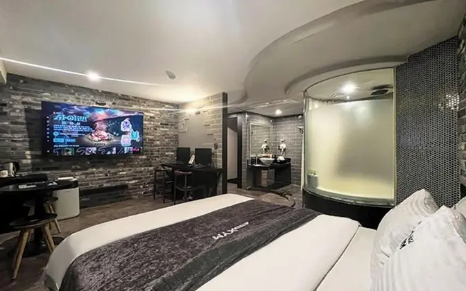 Oda (VIP Movie Room-70" large TV topp)