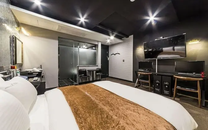 Oda (VIP Movie Room-70" large TV topp)
