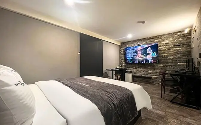 Oda (VIP Movie Room-70" large TV topp)