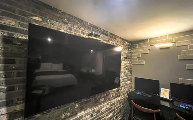 Oda (VIP Movie Room-70" large TV topp)
