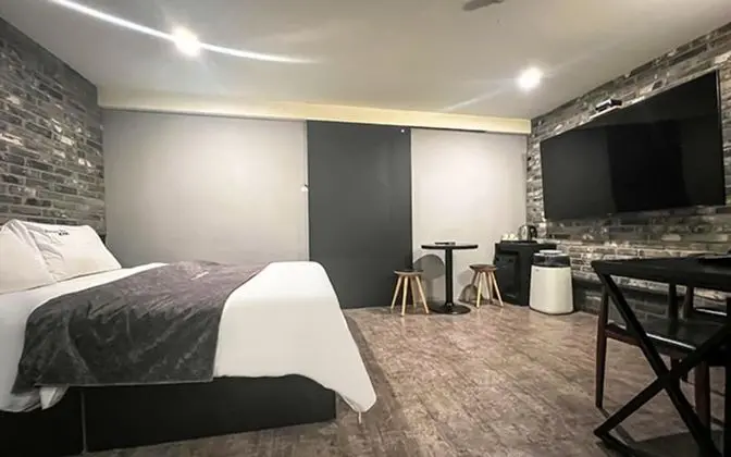Oda (VIP Movie Room-70" large TV topp)