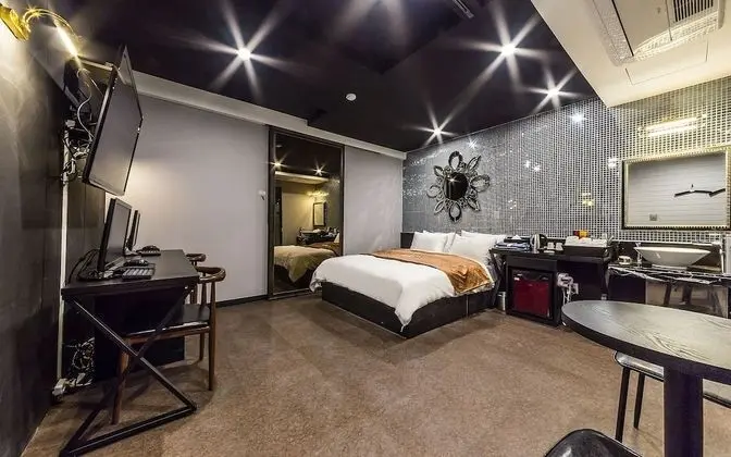 Oda (VIP Movie Room-70" large TV topp)