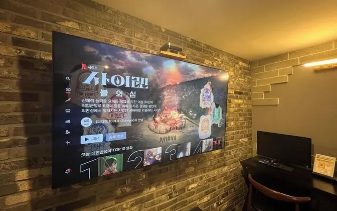 Oda (VIP Movie Room-70" large TV topp)