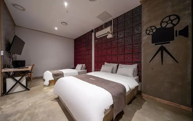Oda (Cinema Triple Party Room (65-inch Sma)